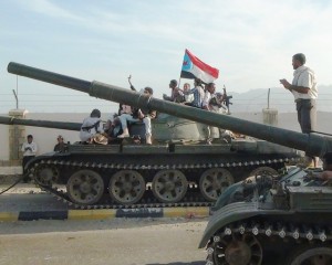 Αντίπαλοι των Χούτι με σημαία της Ν. Υεμένης